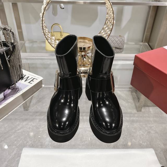 出厂 顶级版本 Roger Vivier 』2024Ss罗杰维维亚秋冬新款经典钻扣 方扣 酷帅的切尔西踝靴，轻松打造张扬帅气风格，又不失维维亚魅力 原版品质，品